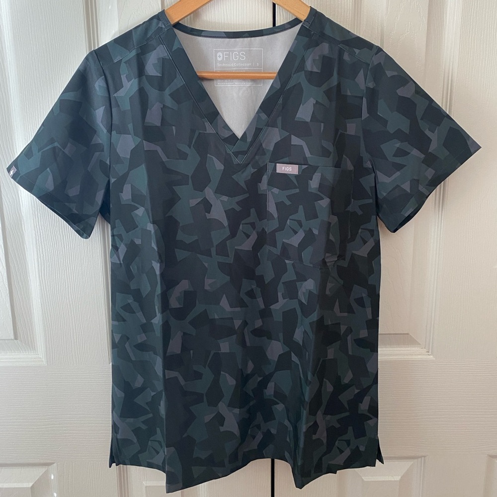 🆕 FIGS Technical Collection Catarina FREEx One-Pocket Camo Bonsai Scrub Top SZ S